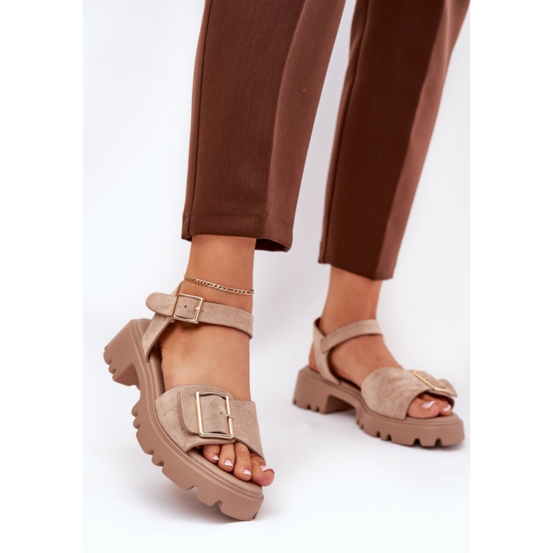 Sandali femminili in pelle scamosciata eco con una fibbia beige 2