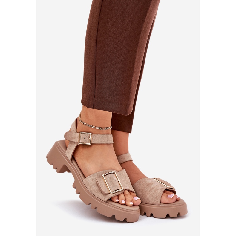 Sandali femminili in pelle scamosciata eco con una fibbia beige 1