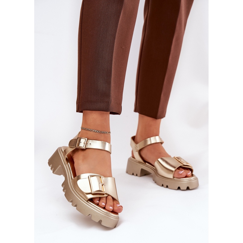 Sandali da donna in pelle eco con fibbia dorata d'oro 2