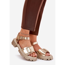 Sandali da donna in pelle eco con fibbia dorata d'oro 1