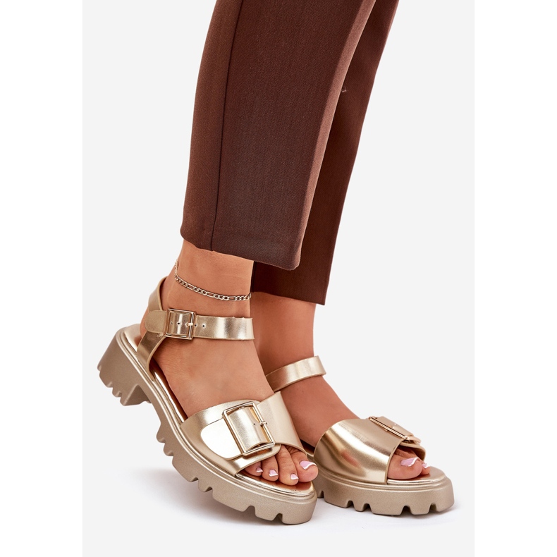 Sandali da donna in pelle eco con fibbia dorata d'oro 1