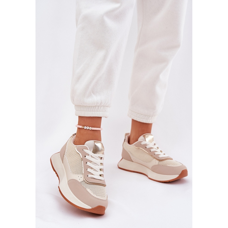 Scarpe sportive femminili con una mesh sulla piattaforma beige 2