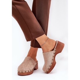 Gli zoccoli femminili con stalloni ecologici beige 2