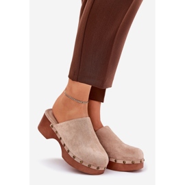 Gli zoccoli femminili con stalloni ecologici beige 1