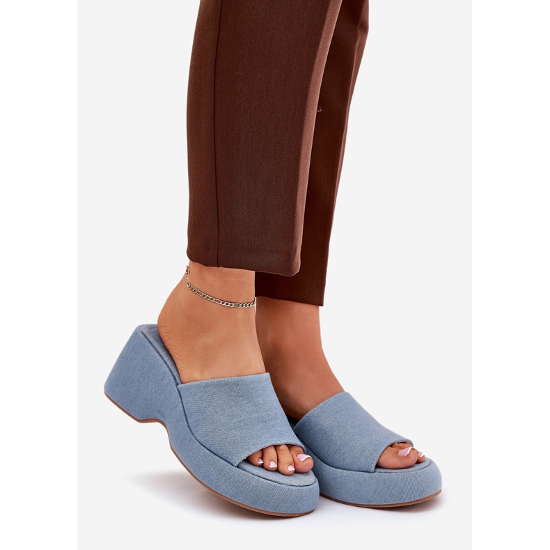 Infradito delle donne materiali sulla piattaforma e zeppe di denim blu 1
