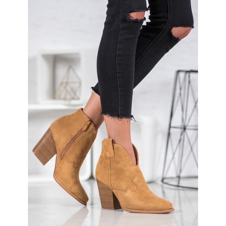 Stivali da cowboy in pelle scamosciata sul pilastro beige 2