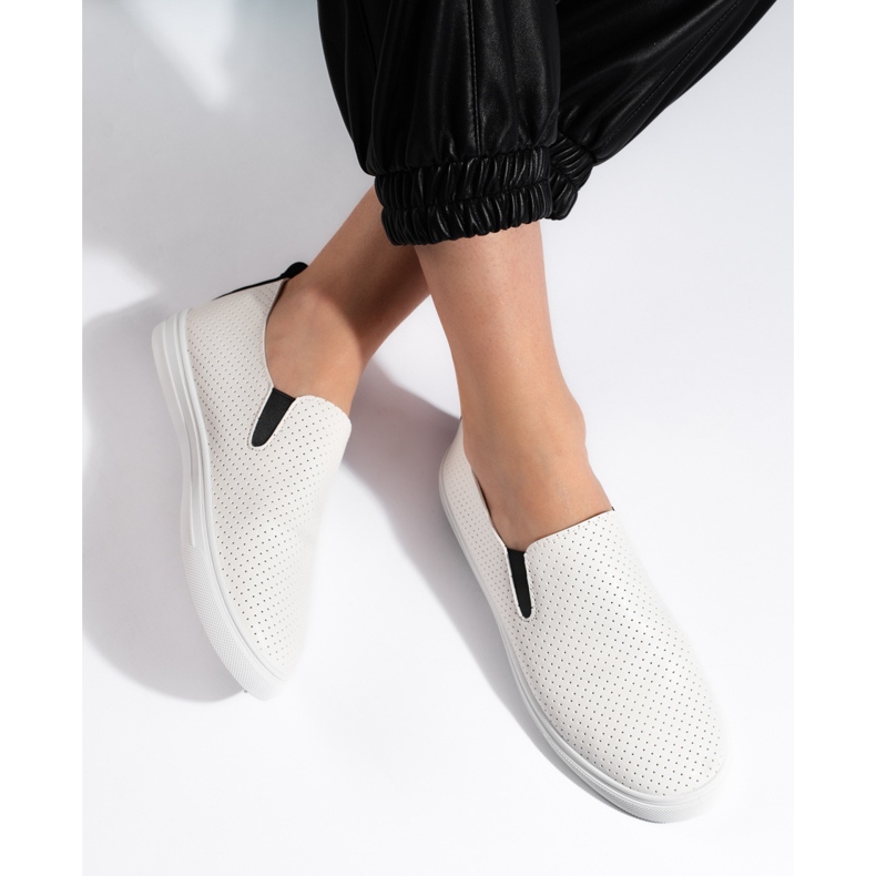 Sneaker slip-on traforate di colore bianco e nero 2
