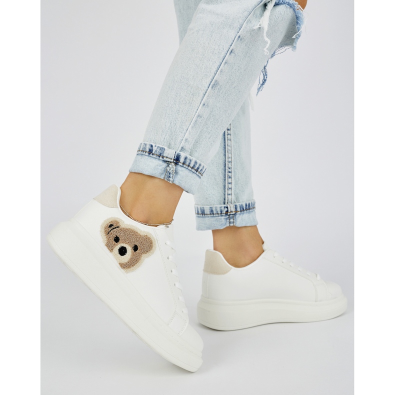 Scarpe sportive da donna bianche con orsetto bianco 2