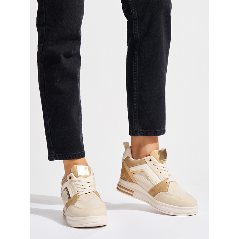 Sneakers beige da donna con zeppa nascosta 1