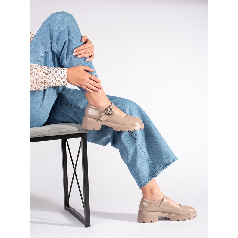 Mocassini beige in vernice con suola spessa 1