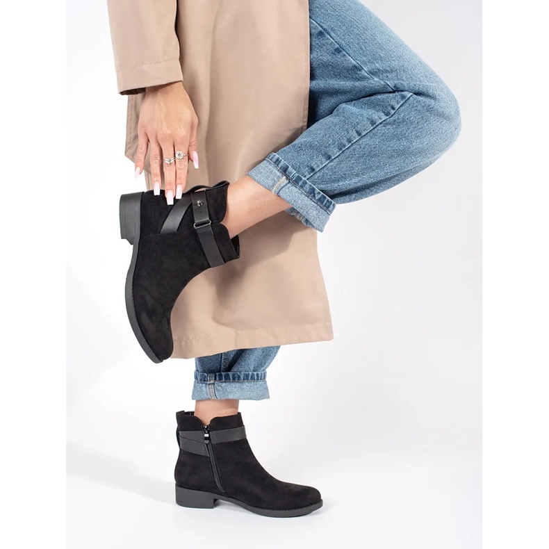 Stivaletti da donna in pelle scamosciata nera con cinturino decorativo nero 1