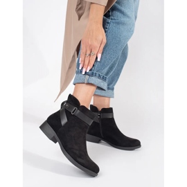 Stivaletti da donna in pelle scamosciata nera con cinturino decorativo nero 2