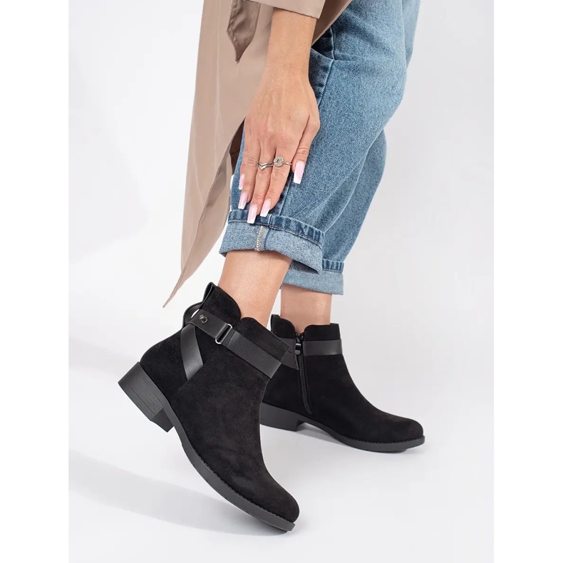 Stivaletti da donna in pelle scamosciata nera con cinturino decorativo nero 2