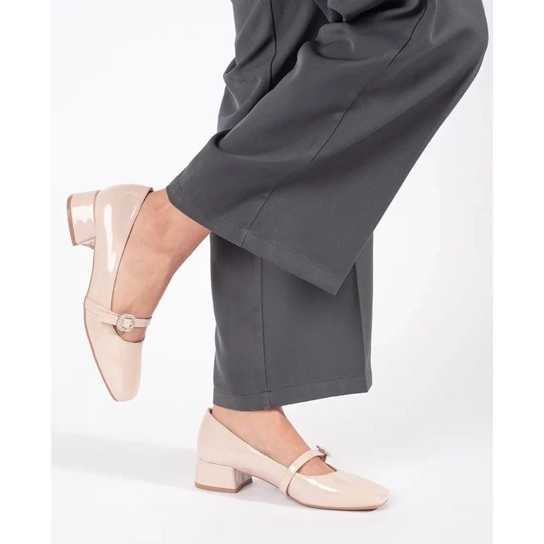 Décolleté beige con tacco in vernice e fibbia 1