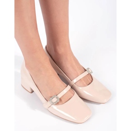 Décolleté beige con tacco in vernice e fibbia 2