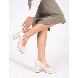 Seastar Scarpe da donna con tacco alto in vernice beige e fibbia 1