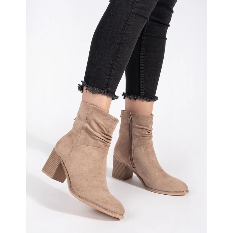 Stivaletti da donna in camoscio beige con tomaia arricciata 1