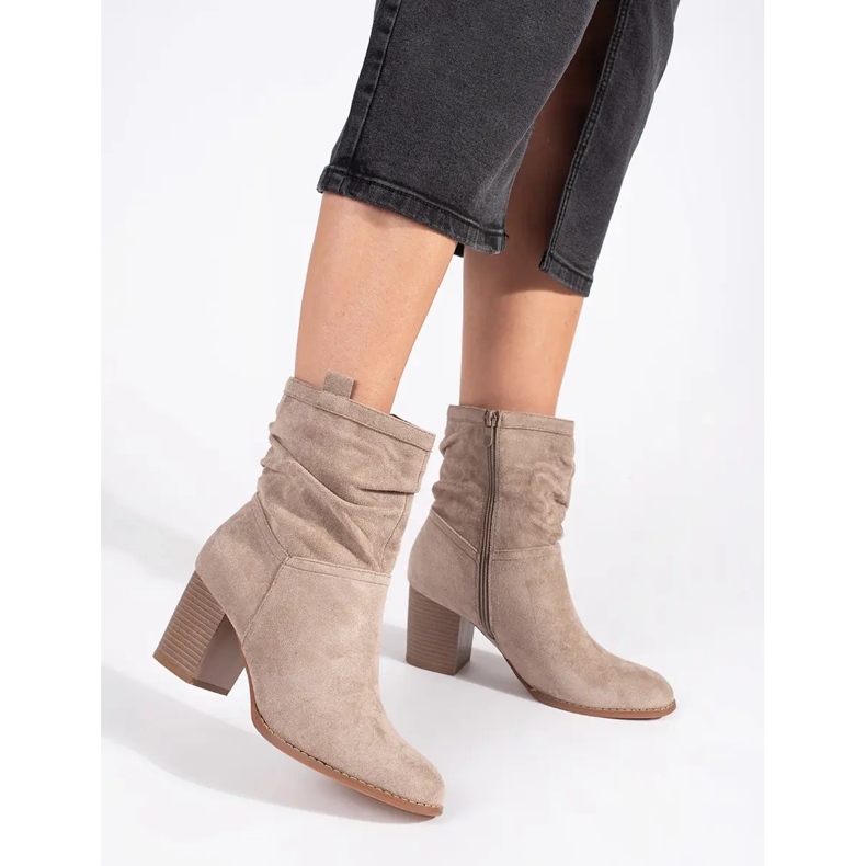 Stivaletti da donna in camoscio beige 1
