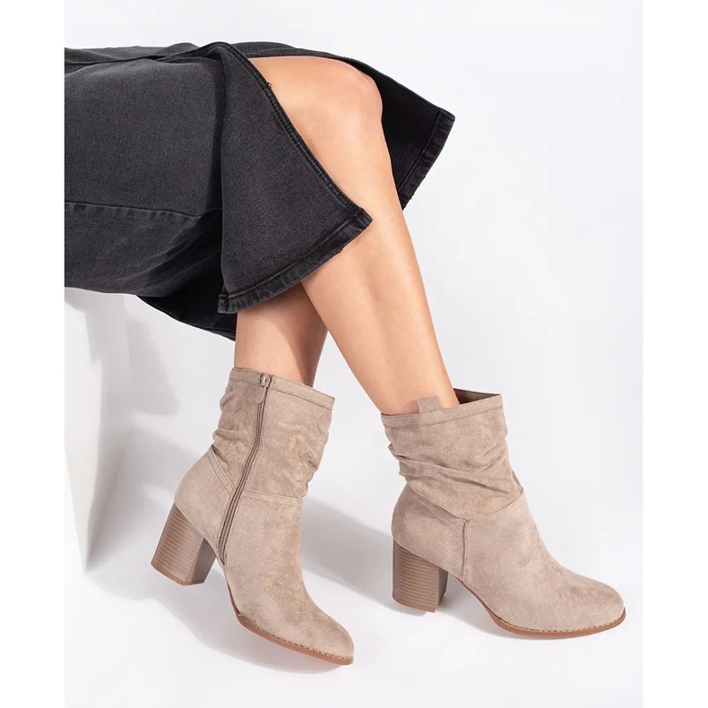 Stivaletti da donna in camoscio beige 2
