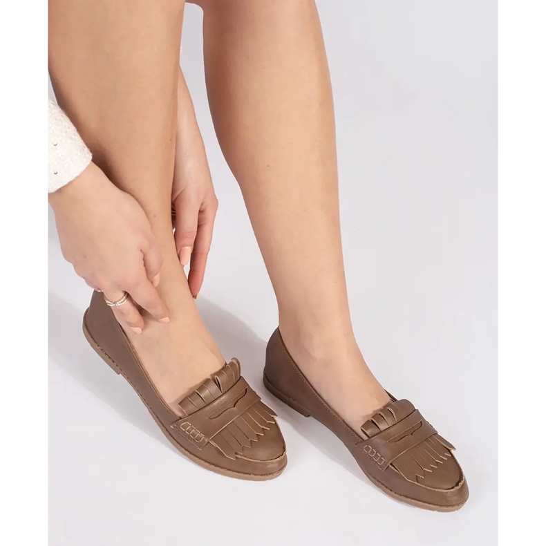 Mocassini da donna marroni decorati con frange marrone 1