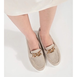 Goodin Mocassini in pelle beige con una catena sulla piattaforma 1