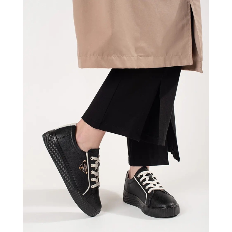 Goodin Sneaker in pelle nera su una suola spessa nero 1