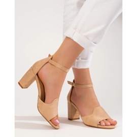 Sandali beige da donna sul palo di W. Potocki 1