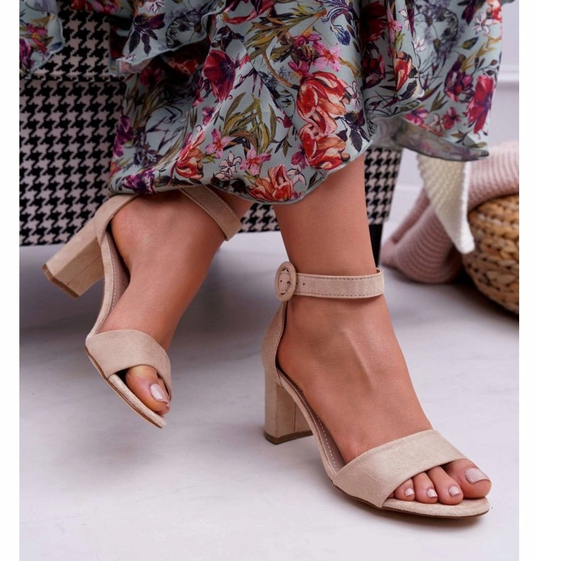 Sandali da donna sull'inserto in pelle di pelle scamosciata beige 2