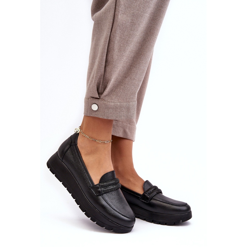 Scarpe in pelle sulla piattaforma con un lemar nero ornamento 1