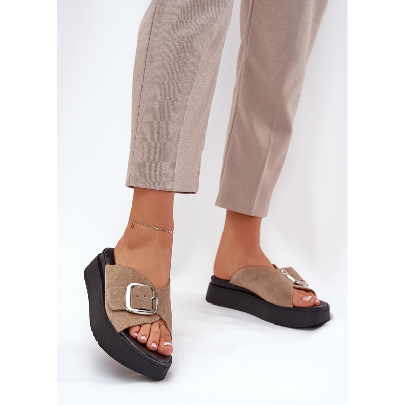Flip di pelle scamosciata femminile con una fibbia sulla piattaforma beige Zazoo 3019 2