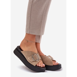 Flip di pelle scamosciata femminile con una fibbia sulla piattaforma beige Zazoo 3019 1