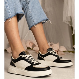 Sneaker da donna nera con un accessorio glitter nero 1