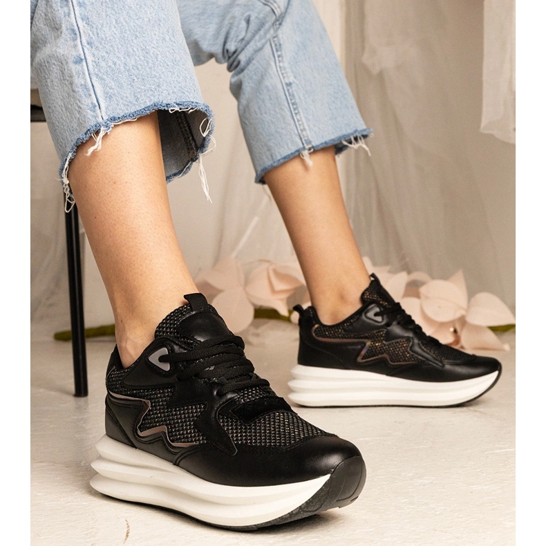 Sneaker nere con un elemento olografico nero 2