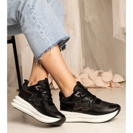 Sneaker nere con un elemento olografico nero 1