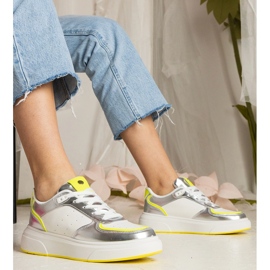 Sneaker da donna d'argento con un accessorio al neon 1