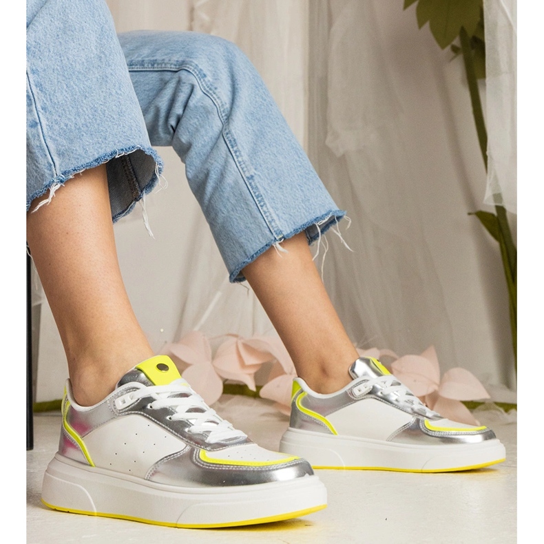 Sneaker da donna d'argento con un accessorio al neon 1