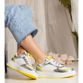 Sneaker da donna d'argento con un accessorio al neon 2