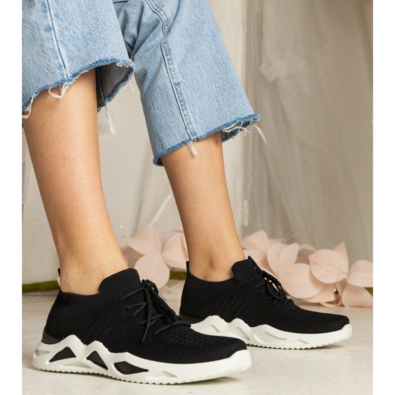 Sneaker femminili nere con una tomaia di socking nero 1