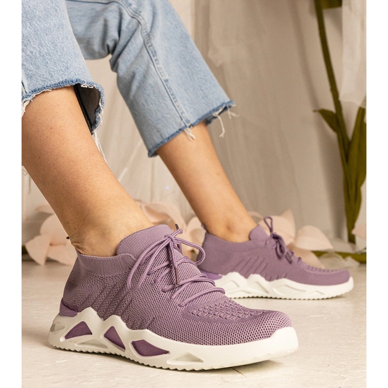 Sneaker da donna viola con una tomaia di socking 1