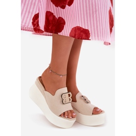 Pantofole sulla piattaforma e zeppe con ornamento beige 2