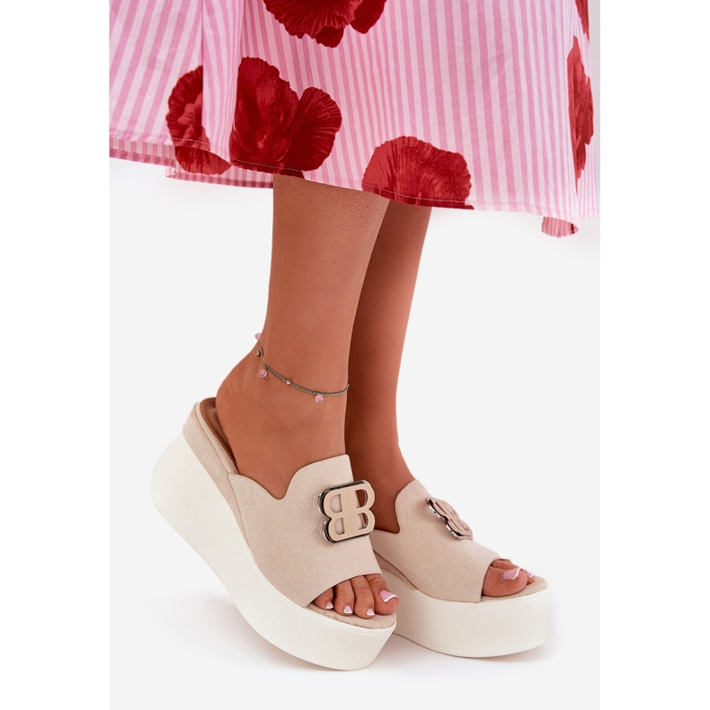 Pantofole sulla piattaforma e zeppe con ornamento beige 2