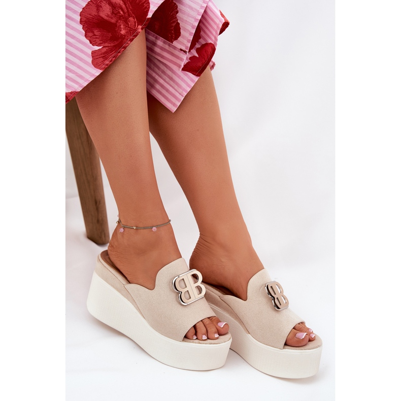Pantofole sulla piattaforma e zeppe con ornamento beige 1