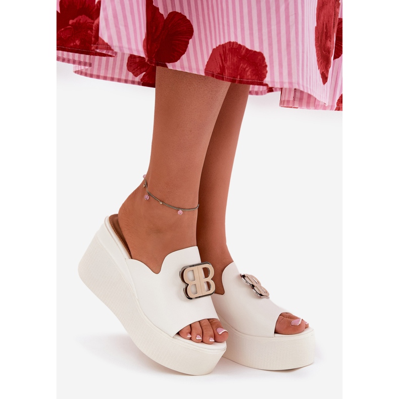 Pantofole sulla piattaforma e zeppe con un ornamento bianco 1