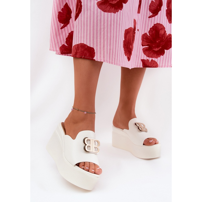 Pantofole sulla piattaforma e zeppe con un ornamento bianco 2