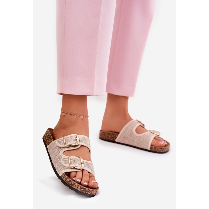 Le infradito del materiale delle donne su una piattaforma di sughero con fibbie beige 1