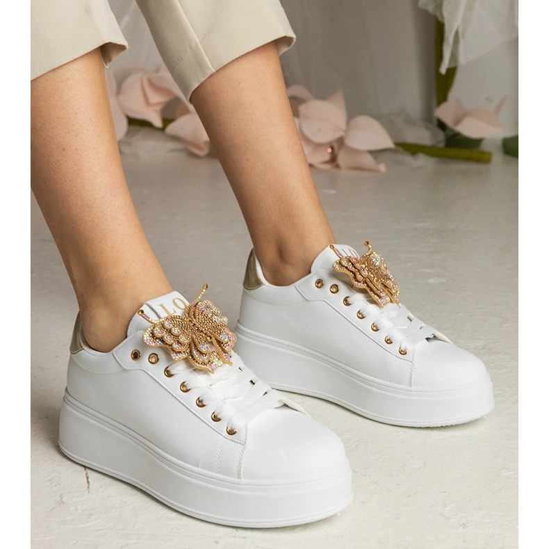 Sneaker bianche e dorate decorate con una farfalla con zirconi bianco 1