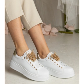 Sneaker bianche e dorate decorate con una farfalla con zirconi bianco 2