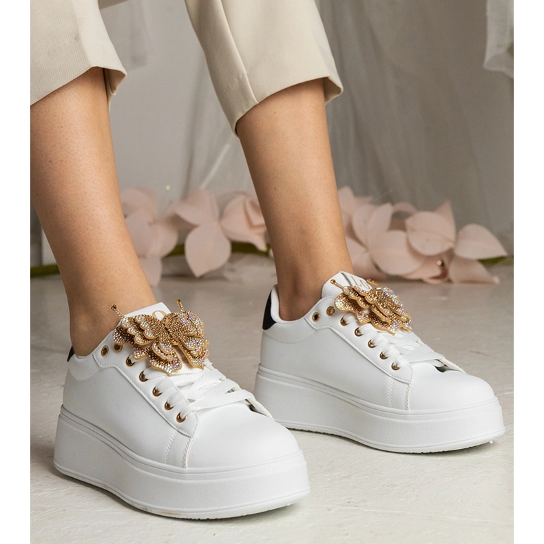 Sneaker in bianco e nero decorate con una farfalla con zirconi bianca 2