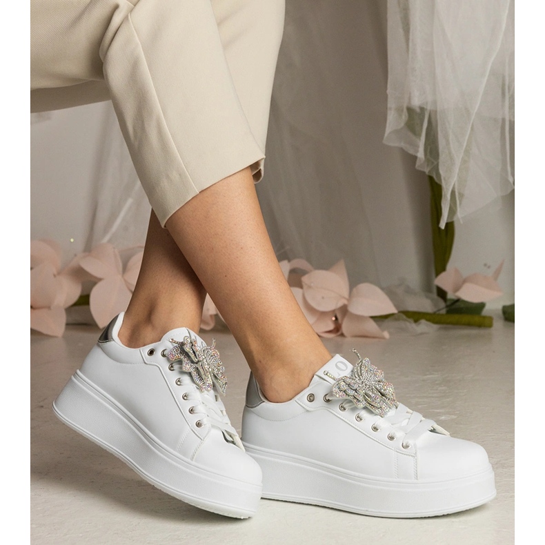 Sneaker bianche e argento decorate con una farfalla con zirconi bianca 1