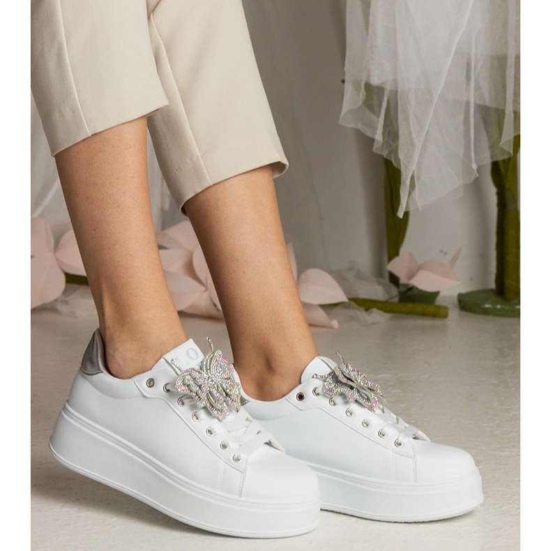 Sneaker bianche e argento decorate con una farfalla con zirconi bianco 2